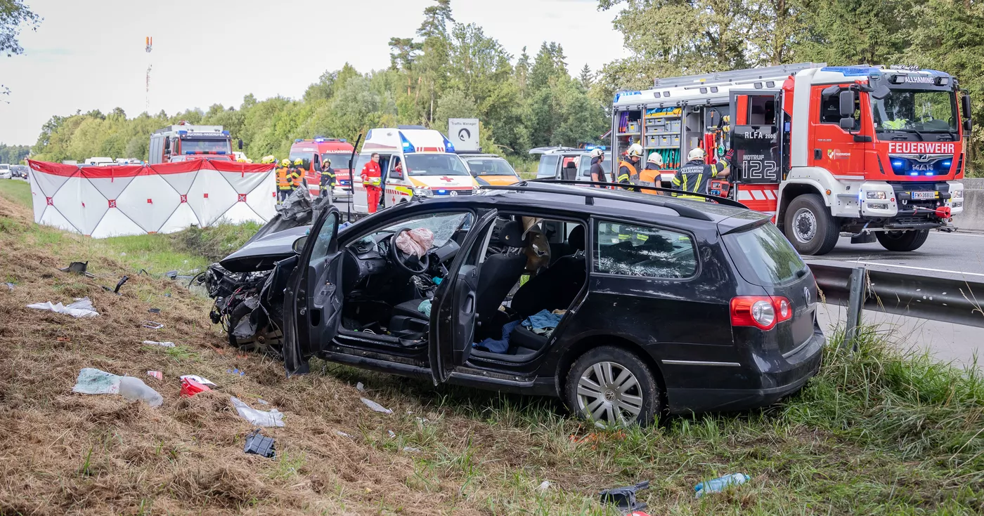 Zwei teils Schwerverletzte bei Crash in Leitplanke auf der A1