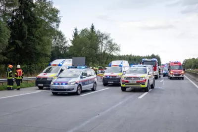 Zwei teils Schwerverletzte bei Crash in Leitplanke auf der A1 BAYER-AB2-7218.jpg