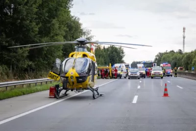 Zwei teils Schwerverletzte bei Crash in Leitplanke auf der A1 BAYER-AB2-7224.jpg