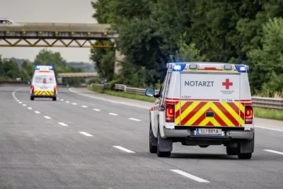 Zwei teils Schwerverletzte bei Crash in Leitplanke auf der A1 BAYER-AB2-7247.jpg