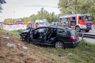 Zwei teils Schwerverletzte bei Crash in Leitplanke auf der A1 BAYER-AB2-7341-2.jpg