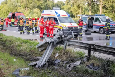 Zwei teils Schwerverletzte bei Crash in Leitplanke auf der A1 BAYER-AB2-7359.jpg