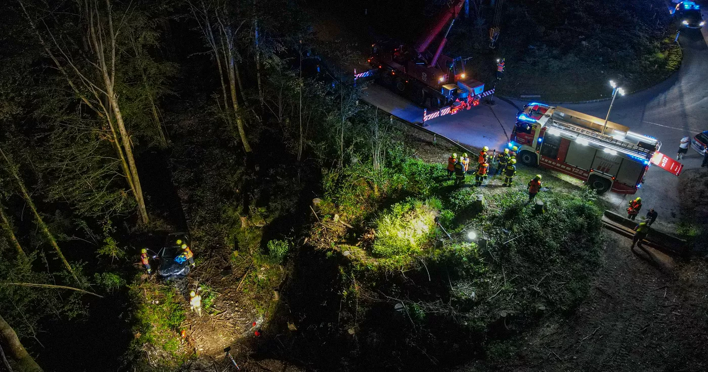 PKW stürzt über Böschung und kam knapp vor weiterem Abhang zum Stillstand - 2 Personen verletzt