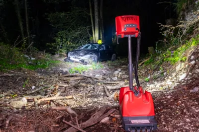 PKW stürzt über Böschung und kam knapp vor weiterem Abhang zum Stillstand - 2 Personen verletzt DSC-8116.jpg