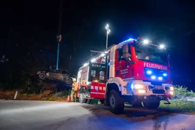 PKW stürzt über Böschung und kam knapp vor weiterem Abhang zum Stillstand - 2 Personen verletzt DSC-8283.jpg