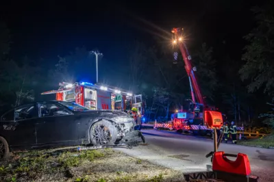 PKW stürzt über Böschung und kam knapp vor weiterem Abhang zum Stillstand - 2 Personen verletzt DSC-8338.jpg