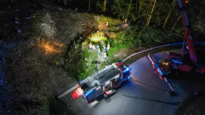 PKW stürzt über Böschung und kam knapp vor weiterem Abhang zum Stillstand - 2 Personen verletzt dji-fly-20230814-005752-523-1691978377571-photo.jpg