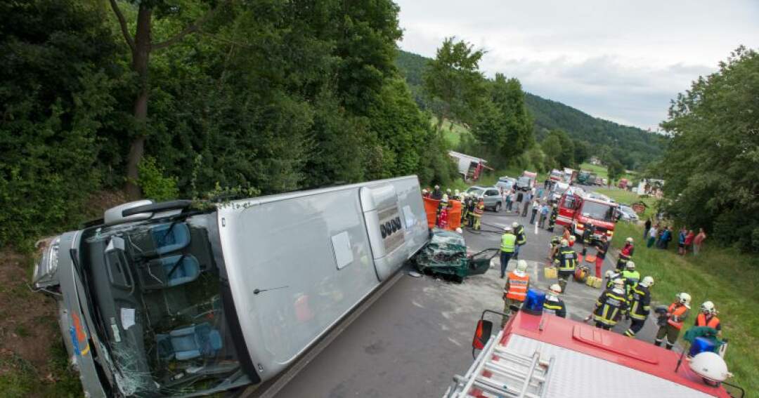 Titelbild: Autobus stürzte bei Unfall auf Pkw - Der Lenker des Pkw starb noch an der Unfallstelle.