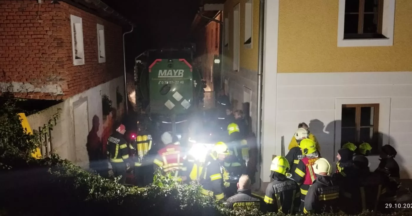 Titelbild: Brandverdacht in Piberbach: Feuerwehr Neukematen und Piberbach im Einsatz