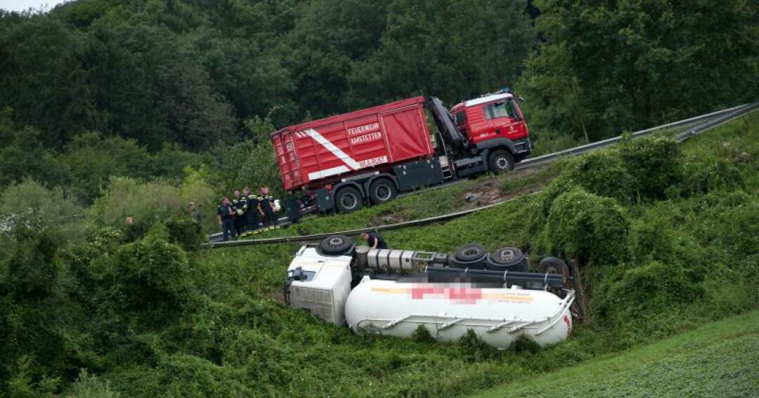 Titelbild: Futtertransporter über Böschung gestürzt