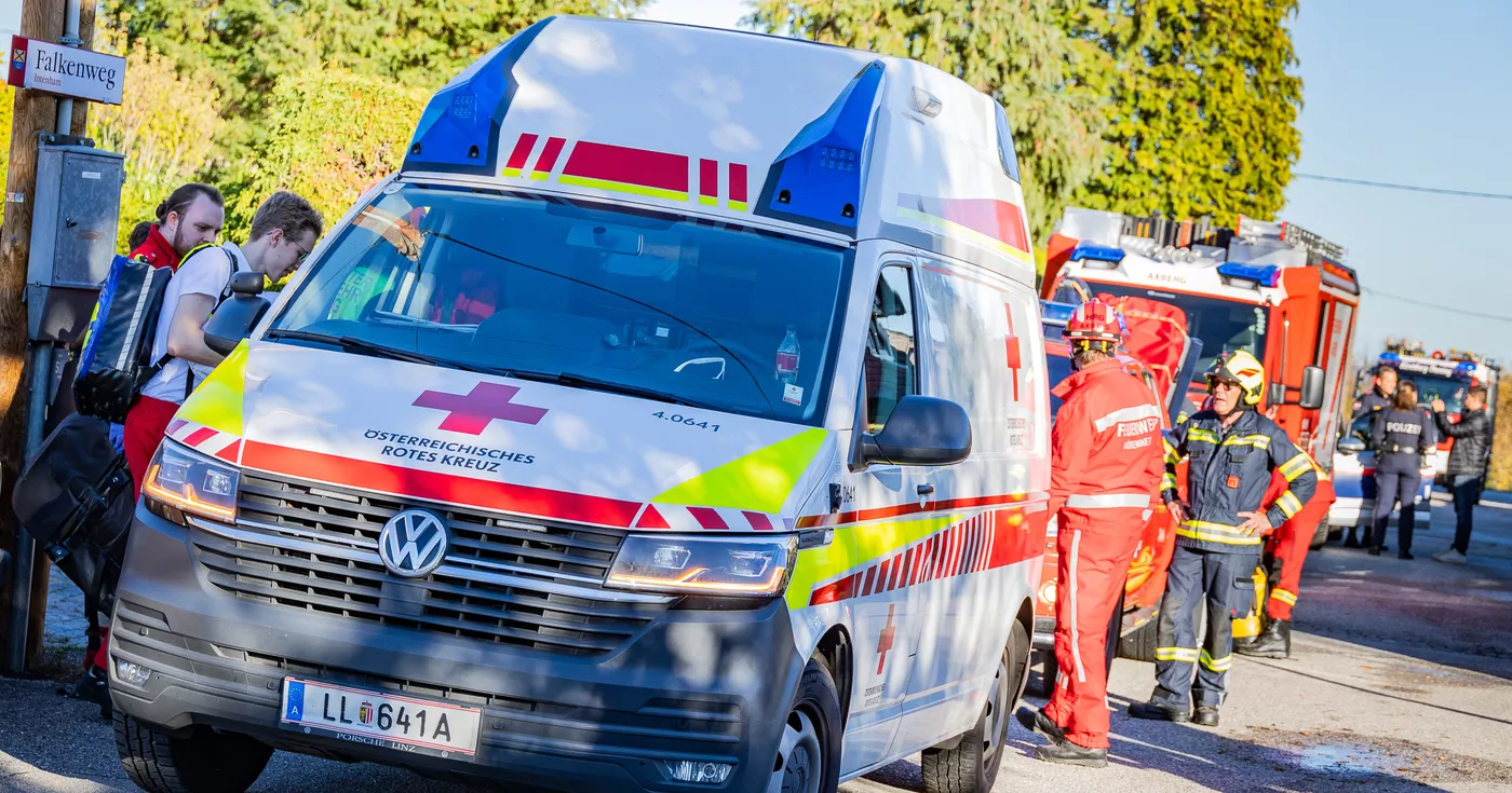 Titelbild: Feuerwehr unterstützt Rotes Kreuz bei Personenrettung aus Grube