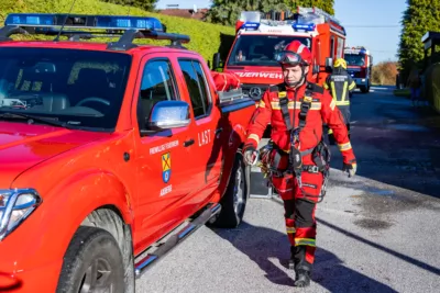 Feuerwehr unterstützt Rotes Kreuz bei Personenrettung aus Grube BAYER-AB2-3298.jpg