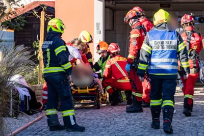 Feuerwehr unterstützt Rotes Kreuz bei Personenrettung aus Grube BAYER-AB2-3304.jpg