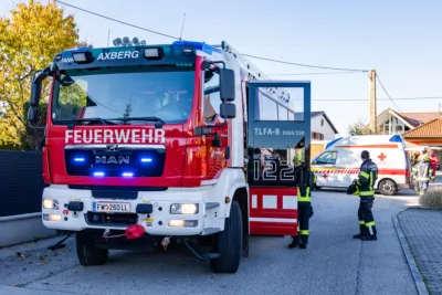 Feuerwehr unterstützt Rotes Kreuz bei Personenrettung aus Grube BAYER-AB2-3314.jpg