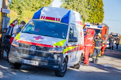 Feuerwehr unterstützt Rotes Kreuz bei Personenrettung aus Grube BAYER-AB2-3325.jpg