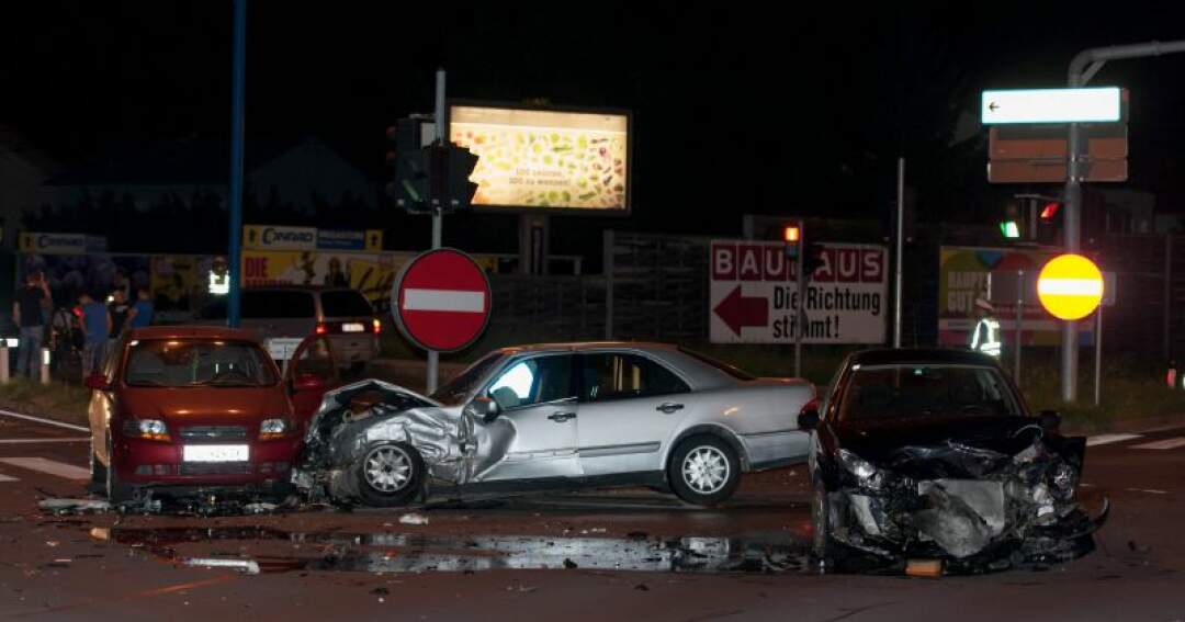 Titelbild: Zwei Verletzte bei Unfall an der Trauner Kreuzung