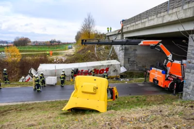 Schwerer Verkehrsunfall auf A1 bei Linz - Lkw stürzt in Bach FOKE-2023112113144105-019.jpg