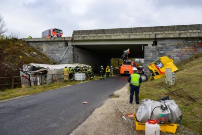 Schwerer Verkehrsunfall auf A1 bei Linz - Lkw stürzt in Bach FOKE-2023112113174108-022.jpg