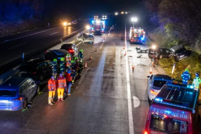 Sieben beteiligte Fahrzeuge bei Unfall auf A1 DJI-0461.jpg