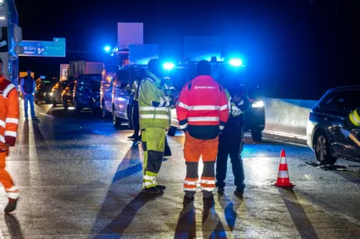 Sieben beteiligte Fahrzeuge bei Unfall auf A1 DSC-8680.jpg