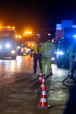 Sieben beteiligte Fahrzeuge bei Unfall auf A1 DSC-8718.jpg