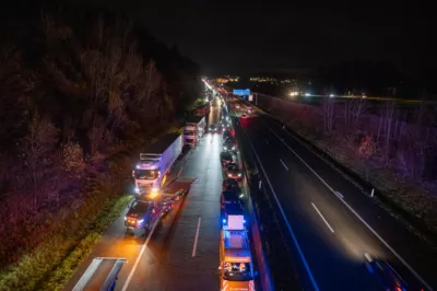 Sieben beteiligte Fahrzeuge bei Unfall auf A1 DSC-8808.jpg