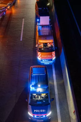 Sieben beteiligte Fahrzeuge bei Unfall auf A1 DSC-8818.jpg