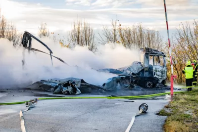 Feuerwehr Pasching löscht LKW-Vollbrand beim Nachrichten Kreisverkehr BAYER-AB2-3602.jpg