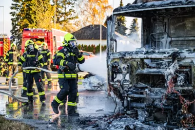 Feuerwehr Pasching löscht LKW-Vollbrand beim Nachrichten Kreisverkehr BAYER-AB2-3612.jpg