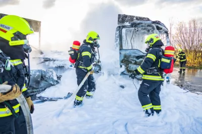 Feuerwehr Pasching löscht LKW-Vollbrand beim Nachrichten Kreisverkehr BAYER-AB2-3628.jpg