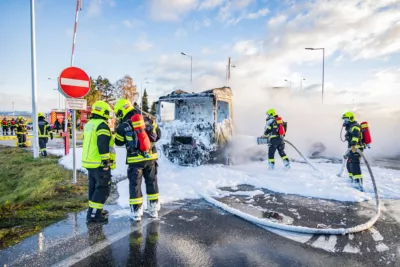 Feuerwehr Pasching löscht LKW-Vollbrand beim Nachrichten Kreisverkehr BAYER-AB2-3635.jpg