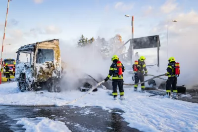 Feuerwehr Pasching löscht LKW-Vollbrand beim Nachrichten Kreisverkehr BAYER-AB2-3644.jpg