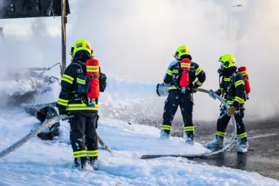 Feuerwehr Pasching löscht LKW-Vollbrand beim Nachrichten Kreisverkehr BAYER-AB2-3662.jpg