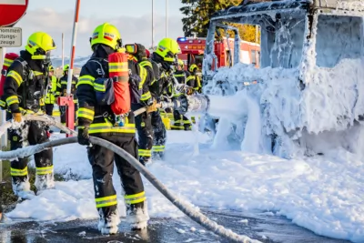 Feuerwehr Pasching löscht LKW-Vollbrand beim Nachrichten Kreisverkehr BAYER-AB2-3681.jpg