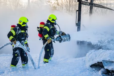 Feuerwehr Pasching löscht LKW-Vollbrand beim Nachrichten Kreisverkehr BAYER-AB2-3695.jpg