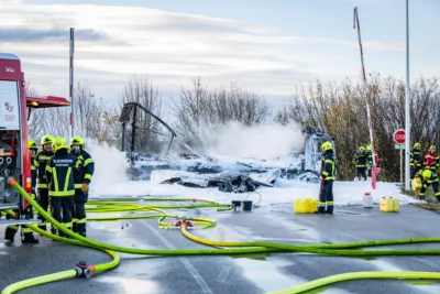 Feuerwehr Pasching löscht LKW-Vollbrand beim Nachrichten Kreisverkehr BAYER-AB2-3717.jpg