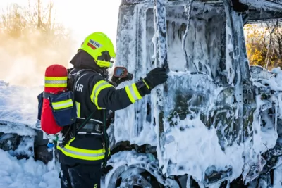 Feuerwehr Pasching löscht LKW-Vollbrand beim Nachrichten Kreisverkehr BAYER-AB2-3760.jpg