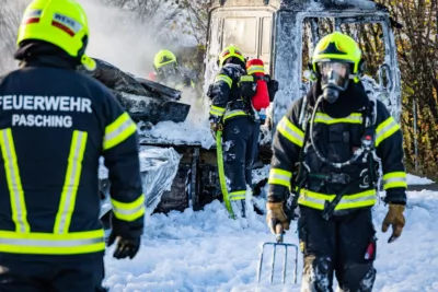 Feuerwehr Pasching löscht LKW-Vollbrand beim Nachrichten Kreisverkehr BAYER-AB2-3795.jpg