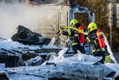 Feuerwehr Pasching löscht LKW-Vollbrand beim Nachrichten Kreisverkehr BAYER-AB2-3800.jpg