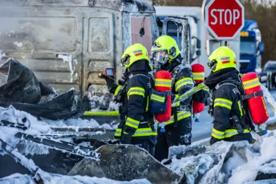 Feuerwehr Pasching löscht LKW-Vollbrand beim Nachrichten Kreisverkehr BAYER-AB2-3834.jpg