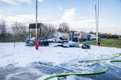 Feuerwehr Pasching löscht LKW-Vollbrand beim Nachrichten Kreisverkehr BAYER-AB2-3863.jpg