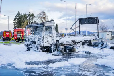 Feuerwehr Pasching löscht LKW-Vollbrand beim Nachrichten Kreisverkehr BAYER-AB2-3880.jpg