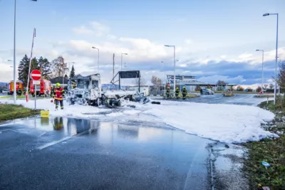 Feuerwehr Pasching löscht LKW-Vollbrand beim Nachrichten Kreisverkehr BAYER-AB2-3895.jpg