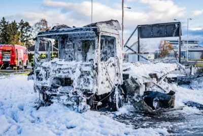 Feuerwehr Pasching löscht LKW-Vollbrand beim Nachrichten Kreisverkehr BAYER-AB2-3906.jpg