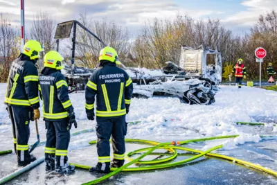 Feuerwehr Pasching löscht LKW-Vollbrand beim Nachrichten Kreisverkehr BAYER-AB2-3928.jpg