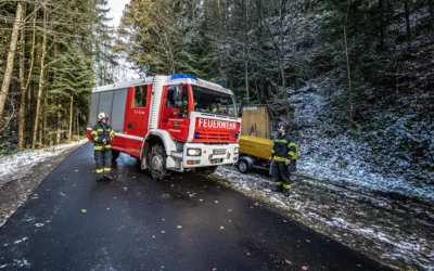 Fahrzeug auf glatter Fahrbahn abgekommen - Rettungskräfte der Feuerwehr Alberndorf i.d.R. und Kottingersdorf im Einsatz Fahrzeugbergung-Alberndorf-2247.jpg