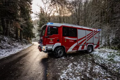 Fahrzeug auf glatter Fahrbahn abgekommen - Rettungskräfte der Feuerwehr Alberndorf i.d.R. und Kottingersdorf im Einsatz Fahrzeugbergung-Alberndorf-2249.jpg