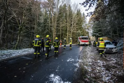 Fahrzeug auf glatter Fahrbahn abgekommen - Rettungskräfte der Feuerwehr Alberndorf i.d.R. und Kottingersdorf im Einsatz Fahrzeugbergung-Alberndorf-2250.jpg