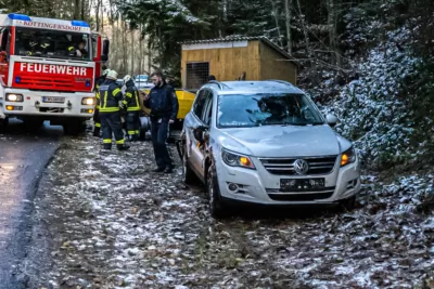 Fahrzeug auf glatter Fahrbahn abgekommen - Rettungskräfte der Feuerwehr Alberndorf i.d.R. und Kottingersdorf im Einsatz Fahrzeugbergung-Alberndorf-2252.jpg