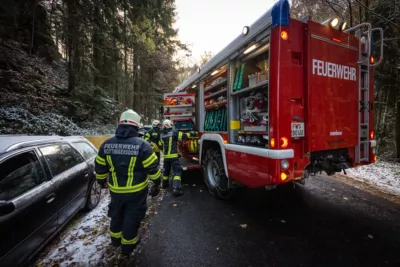 Fahrzeug auf glatter Fahrbahn abgekommen - Rettungskräfte der Feuerwehr Alberndorf i.d.R. und Kottingersdorf im Einsatz Fahrzeugbergung-Alberndorf-2255.jpg